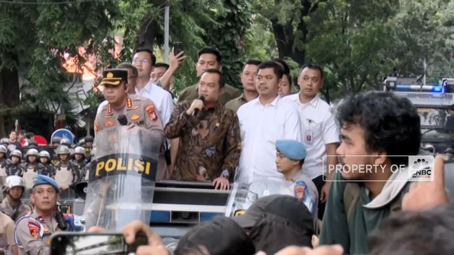 Video: Mensesneg Temui Mahasiswa Aksi 'Indonesia Gelap' di Patung Kuda