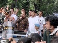 Video: Mensesneg Temui Mahasiswa Aksi 'Indonesia Gelap' di Patung Kuda