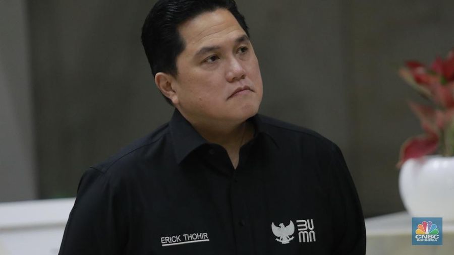 Menteri BUMN Erick Thohir saat konferensi pers usai rapat tertutup membahas program 3 juta rumah di Kantor Kementerian Keuangan, Jakarta Rabu (19/2/2025) malam. (CNBC Indonesia/Muhamad Sabki)