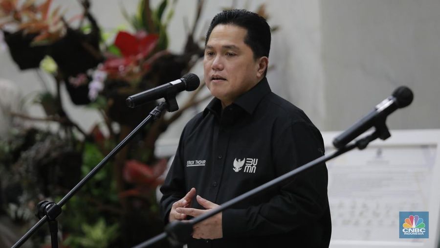 Menteri Keuangan Sri Mulyani bersama Menteri Perumahan dan Kawasan Permukiman (PKP) Maruarar Sirait atau biasa dipanggil Ara, Menteri BUMN Erick Thohir dan Gubernur Bank Indonesia (BI) Perry Warjiyo usai rapat tertutup membahas program 3 juta rumah di Kantor Kementerian Keuangan, Jakarta Rabu (19/2/2025) malam. (CNBC Indonesia/Muhamad Sabki)