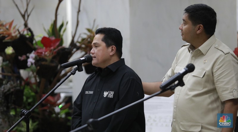 Menteri Keuangan Sri Mulyani bersama Menteri Perumahan dan Kawasan Permukiman (PKP) Maruarar Sirait atau biasa dipanggil Ara, Menteri BUMN Erick Thohir dan Gubernur Bank Indonesia (BI) Perry Warjiyo usai rapat tertutup membahas program 3 juta rumah di Kantor Kementerian Keuangan, Jakarta Rabu (19/2/2025) malam. (CNBC Indonesia/Muhamad Sabki)