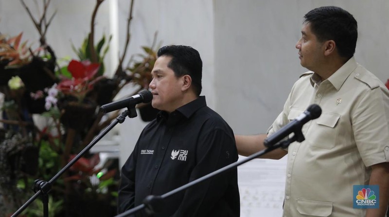 Menteri Keuangan Sri Mulyani bersama Menteri Perumahan dan Kawasan Permukiman (PKP) Maruarar Sirait atau biasa dipanggil Ara, Menteri BUMN Erick Thohir dan Gubernur Bank Indonesia (BI) Perry Warjiyo usai rapat tertutup membahas program 3 juta rumah di Kantor Kementerian Keuangan, Jakarta Rabu (19/2/2025) malam. (վ/Muhamad Sabki)
