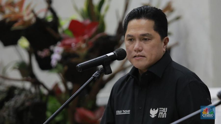 Menteri BUMN Erick Thohir saat konferensi pers usai rapat tertutup membahas program 3 juta rumah di Kantor Kementerian Keuangan, Jakarta Rabu (19/2/2025) malam. (CNBC Indonesia/Muhamad Sabki)