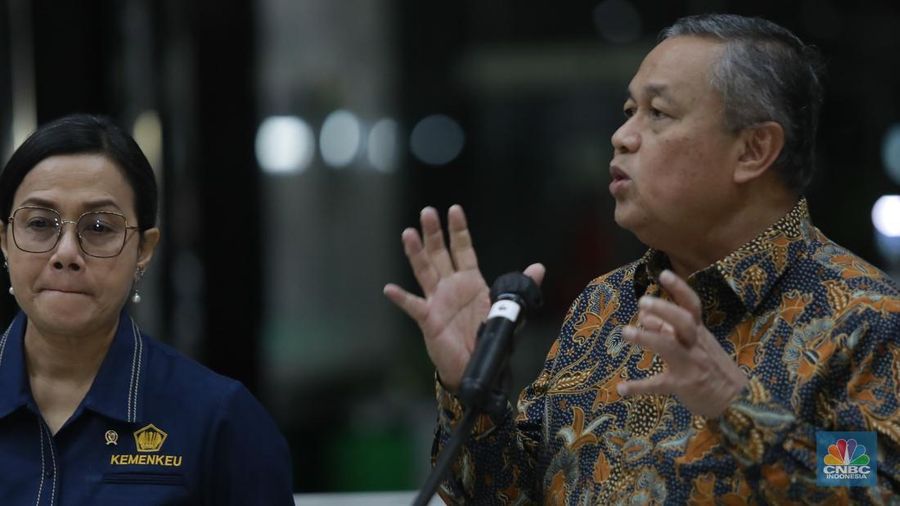 Menteri Keuangan Sri Mulyani bersama Gubernur Bank Indonesia (BI) Perry Warjiyo saat konferensi pers usai rapat tertutup membahas program 3 juta rumah di Kantor Kementerian Keuangan, Jakarta Rabu (19/2/2025) malam. (CNBC Indonesia/Muhamad Sabki)