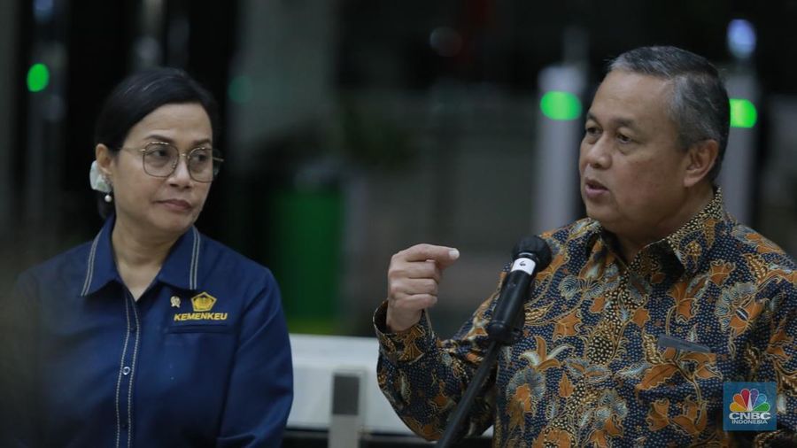 Menteri Keuangan Sri Mulyani bersama Gubernur Bank Indonesia (BI) Perry Warjiyo saat konferensi pers usai rapat tertutup membahas program 3 juta rumah di Kantor Kementerian Keuangan, Jakarta Rabu (19/2/2025) malam. (CNBC Indonesia/Muhamad Sabki)