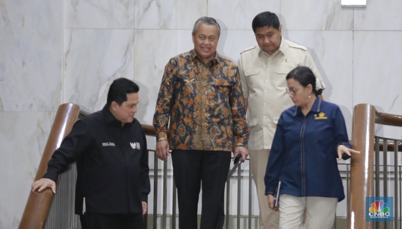 Menteri Keuangan Sri Mulyani bersama Menteri Perumahan dan Kawasan Permukiman (PKP) Maruarar Sirait atau biasa dipanggil Ara, Menteri BUMN Erick Thohir dan Gubernur Bank Indonesia (BI) Perry Warjiyo usai rapat tertutup membahas program 3 juta rumah di Kantor Kementerian Keuangan, Jakarta Rabu (19/2/2025) malam. (CNBC Indonesia/Muhamad Sabki) Menteri Keuangan Sri Mulyani bersama Menteri Perumahan dan Kawasan Permukiman (PKP) Maruarar Sirait atau biasa dipanggil Ara, Menteri BUMN Erick Thohir dan Gubernur Bank Indonesia (BI) Perry Warjiyo usai rapat tertutup membahas program 3 juta rumah di Kantor Kementerian Keuangan, Jakarta Rabu (19/2/2025) malam. (CNBC Indonesia/Muhamad Sabki)