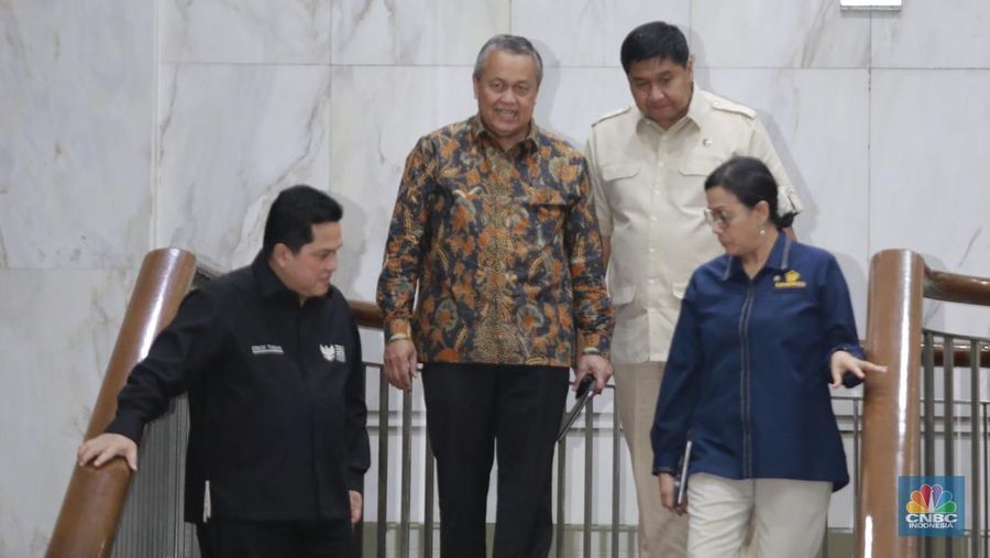 Menteri Keuangan Sri Mulyani bersama Menteri Perumahan dan Kawasan Permukiman (PKP) Maruarar Sirait atau biasa dipanggil Ara, Menteri BUMN Erick Thohir dan Gubernur Bank Indonesia (BI) Perry Warjiyo usai rapat tertutup membahas program 3 juta rumah di Kantor Kementerian Keuangan, Jakarta Rabu (19/2/2025) malam. (CNBC Indonesia/Muhamad Sabki)