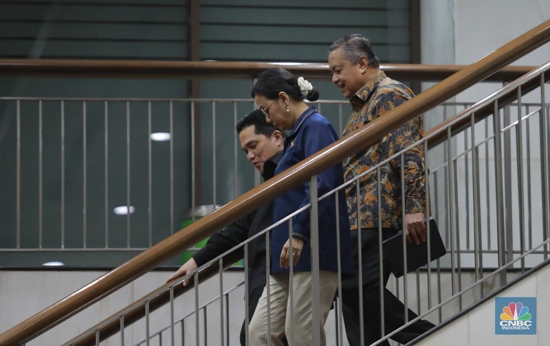 Menteri Keuangan Sri Mulyani bersama Menteri Perumahan dan Kawasan Permukiman (PKP) Maruarar Sirait atau biasa dipanggil Ara, Menteri BUMN Erick Thohir dan Gubernur Bank Indonesia (BI) Perry Warjiyo usai rapat tertutup membahas program 3 juta rumah di Kantor Kementerian Keuangan, Jakarta Rabu (19/2/2025) malam. (CNBC Indonesia/Muhamad Sabki)
