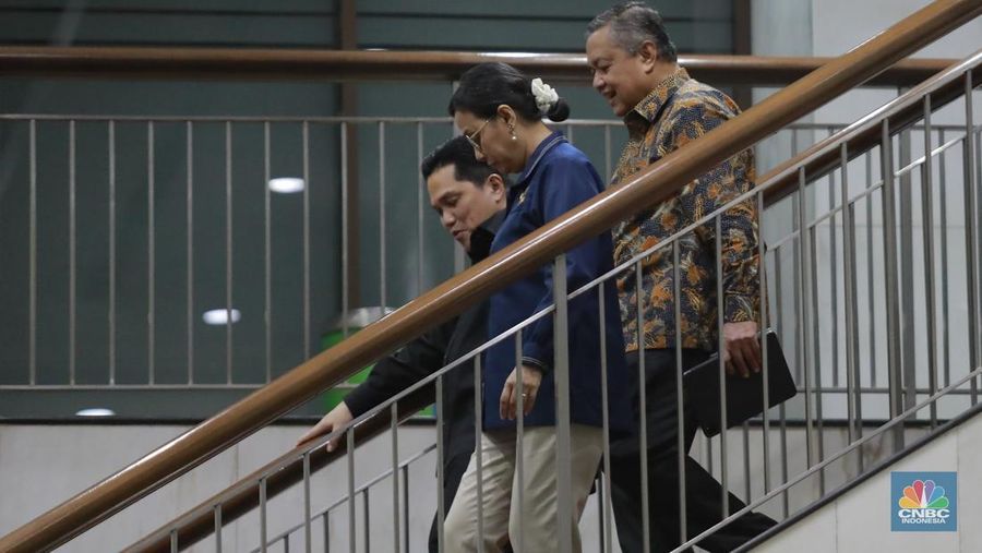 Menteri Keuangan Sri Mulyani bersama Menteri Perumahan dan Kawasan Permukiman (PKP) Maruarar Sirait atau biasa dipanggil Ara, Menteri BUMN Erick Thohir dan Gubernur Bank Indonesia (BI) Perry Warjiyo usai rapat tertutup membahas program 3 juta rumah di Kantor Kementerian Keuangan, Jakarta Rabu (19/2/2025) malam. (CNBC Indonesia/Muhamad Sabki)