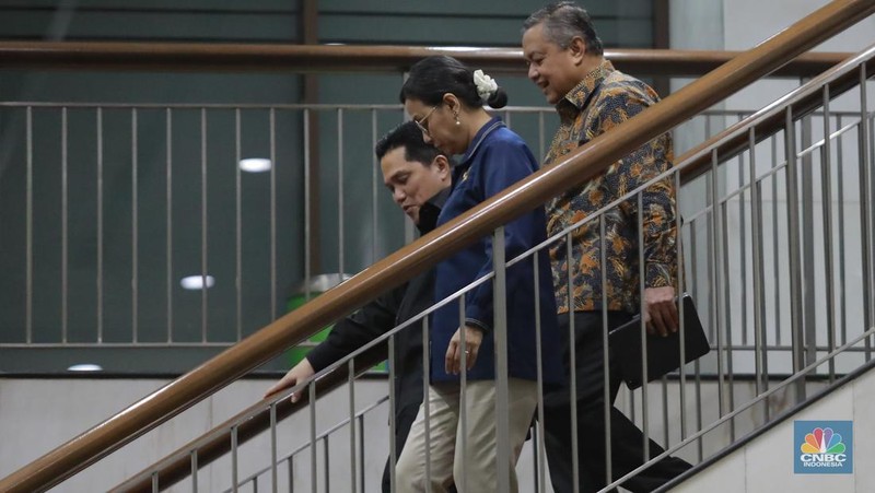 Menteri Keuangan Sri Mulyani bersama Menteri Perumahan dan Kawasan Permukiman (PKP) Maruarar Sirait atau biasa dipanggil Ara, Menteri BUMN Erick Thohir dan Gubernur Bank Indonesia (BI) Perry Warjiyo usai rapat tertutup membahas program 3 juta rumah di Kantor Kementerian Keuangan, Jakarta Rabu (19/2/2025) malam. (վ/Muhamad Sabki)
