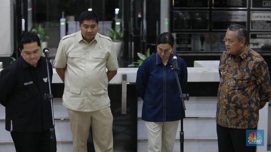 Menteri Keuangan Sri Mulyani bersama Menteri Perumahan dan Kawasan Permukiman (PKP) Maruarar Sirait atau biasa dipanggil Ara, Menteri BUMN Erick Thohir dan Gubernur Bank Indonesia (BI) Perry Warjiyo usai rapat tertutup membahas program 3 juta rumah di Kantor Kementerian Keuangan, Jakarta Rabu (19/2/2025) malam. (CNBC Indonesia/Muhamad Sabki)