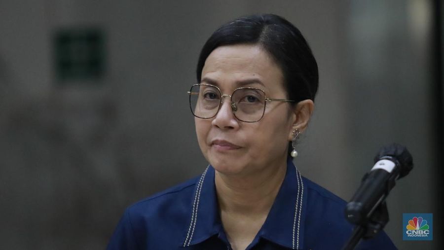 Menteri Keuangan Sri Mulyani saat konferensi pers usai rapat tertutup membahas program 3 juta rumah di Kantor Kementerian Keuangan, Jakarta Rabu (19/2/2025) malam. (CNBC Indonesia/(Muhamad Sabki)