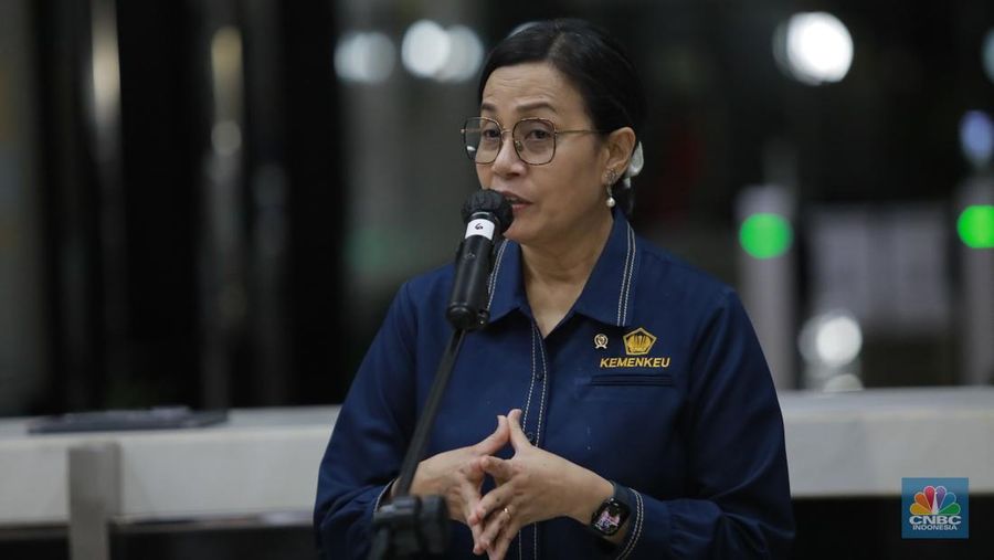 Menteri Keuangan Sri Mulyani saat konferensi pers usai rapat tertutup membahas program 3 juta rumah di Kantor Kementerian Keuangan, Jakarta Rabu (19/2/2025) malam. (վ/(Muhamad Sabki)