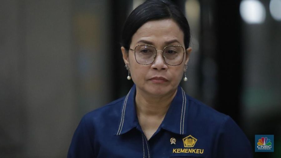 Menteri Keuangan Sri Mulyani saat konferensi pers usai rapat tertutup membahas program 3 juta rumah di Kantor Kementerian Keuangan, Jakarta Rabu (19/2/2025) malam. (CNBC Indonesia/Muhamad Sabki)
