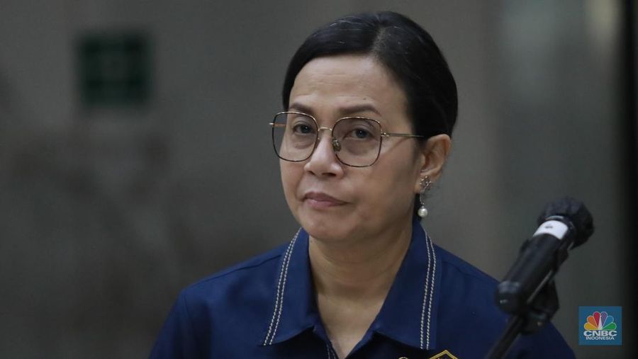 Menteri Keuangan Sri Mulyani saat konferensi pers usai rapat tertutup membahas program 3 juta rumah di Kantor Kementerian Keuangan, Jakarta Rabu (19/2/2025) malam. (CNBC Indonesia/Muhamad Sabki)