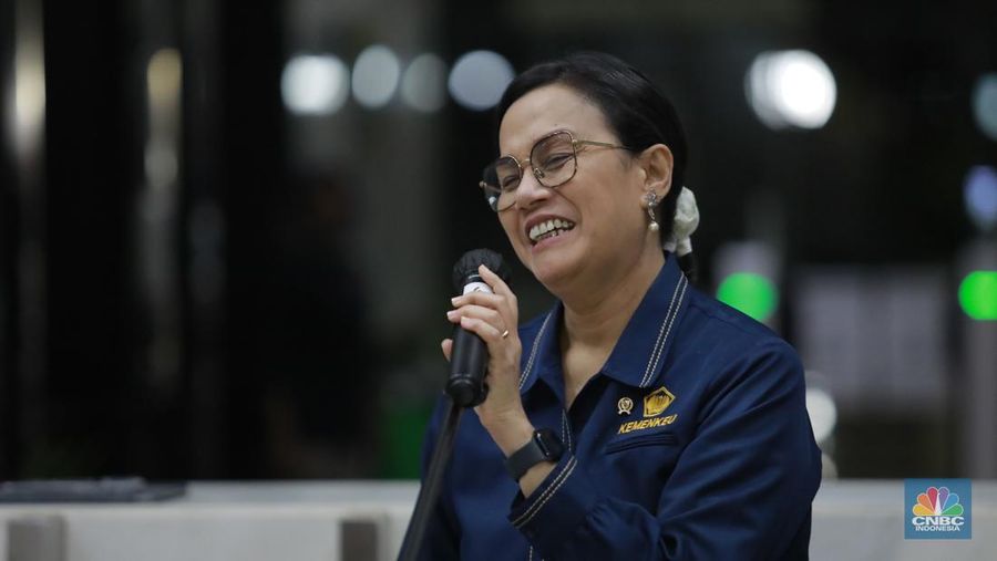 Menteri Keuangan Sri Mulyani saat konferensi pers usai rapat tertutup membahas program 3 juta rumah di Kantor Kementerian Keuangan, Jakarta Rabu (19/2/2025) malam. (վ/Muhamad Sabki)