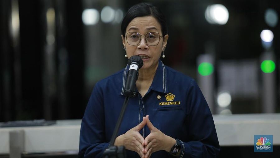 Menteri Keuangan Sri Mulyani saat konferensi pers usai rapat tertutup membahas program 3 juta rumah di Kantor Kementerian Keuangan, Jakarta Rabu (19/2/2025) malam. (CNBC Indonesia/Muhamad Sabki)