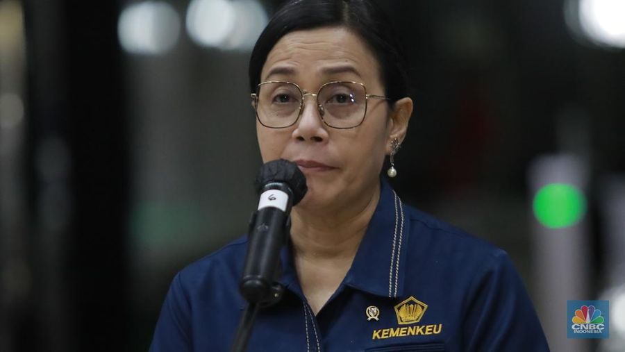 Menteri Keuangan Sri Mulyani saat konferensi pers usai rapat tertutup membahas program 3 juta rumah di Kantor Kementerian Keuangan, Jakarta Rabu (19/2/2025) malam. (CNBC Indonesia/Muhamad Sabki)