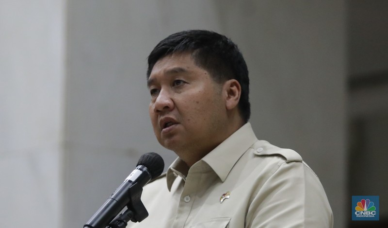 Menteri Keuangan Sri Mulyani bersama Menteri Perumahan dan Kawasan Permukiman (PKP) Maruarar Sirait atau biasa dipanggil Ara, Menteri BUMN Erick Thohir dan Gubernur Bank Indonesia (BI) Perry Warjiyo usai rapat tertutup membahas program 3 juta rumah di Kantor Kementerian Keuangan, Jakarta Rabu (19/2/2025) malam. (CNBC Indonesia/Muhamad Sabki)