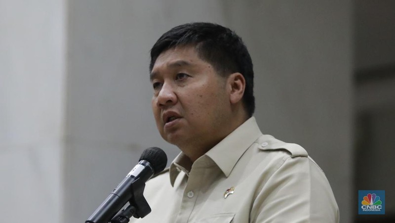 Menteri Keuangan Sri Mulyani bersama Menteri Perumahan dan Kawasan Permukiman (PKP) Maruarar Sirait atau biasa dipanggil Ara, Menteri BUMN Erick Thohir dan Gubernur Bank Indonesia (BI) Perry Warjiyo usai rapat tertutup membahas program 3 juta rumah di Kantor Kementerian Keuangan, Jakarta Rabu (19/2/2025) malam. (վ/Muhamad Sabki)