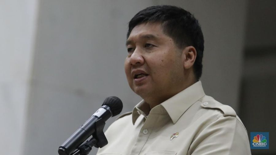Menteri Perumahan dan Kawasan Permukiman (PKP) Maruarar Sirait (Ara) saat konferensi pers usai rapat tertutup membahas program 3 juta rumah di Kantor Kementerian Keuangan, Jakarta Rabu (19/2/2025) malam. (CNBC Indonesia/Muhamad Sabki)