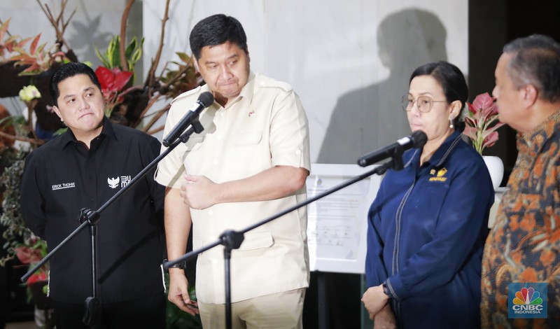 Menteri Keuangan Sri Mulyani bersama Menteri Perumahan dan Kawasan Permukiman (PKP) Maruarar Sirait atau biasa dipanggil Ara, Menteri BUMN Erick Thohir dan Gubernur Bank Indonesia (BI) Perry Warjiyo usai rapat tertutup membahas program 3 juta rumah di Kantor Kementerian Keuangan, Jakarta Rabu (19/2/2025) malam. (CNBC Indonesia/Muhamad Sabki)