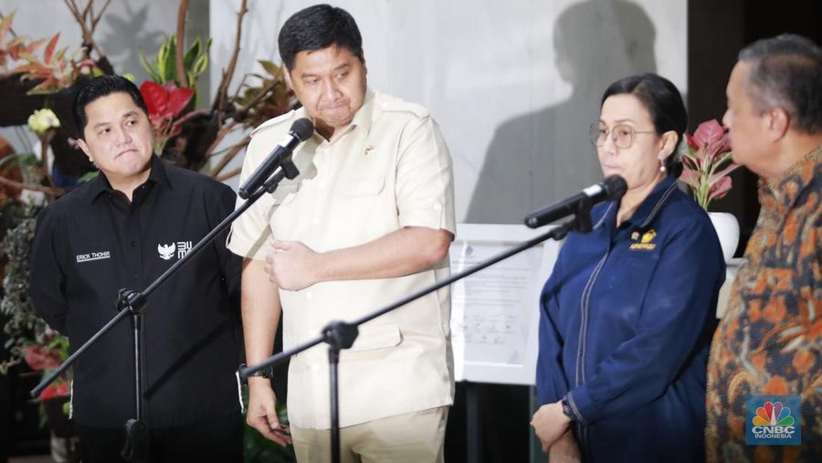 Menteri Keuangan Sri Mulyani bersama Menteri Perumahan dan Kawasan Permukiman (PKP) Maruarar Sirait atau biasa dipanggil Ara, Menteri BUMN Erick Thohir dan Gubernur Bank Indonesia (BI) Perry Warjiyo usai rapat tertutup membahas program 3 juta rumah di Kantor Kementerian Keuangan, Jakarta Rabu (19/2/2025) malam. (CNBC Indonesia/Muhamad Sabki)