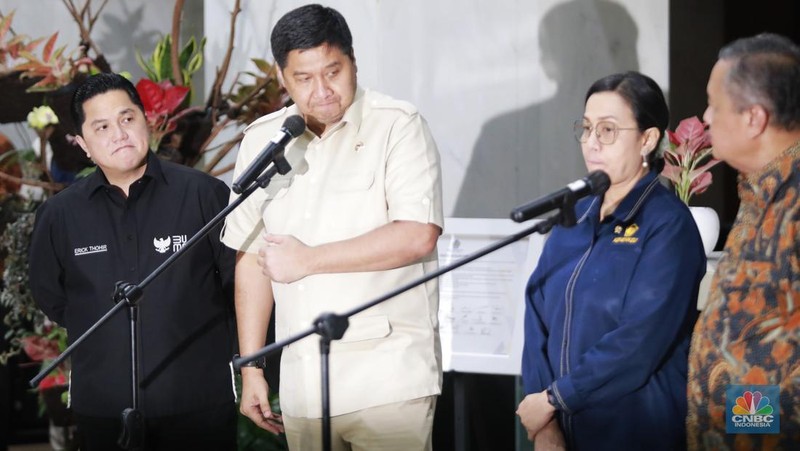 Menteri Keuangan Sri Mulyani bersama Menteri Perumahan dan Kawasan Permukiman (PKP) Maruarar Sirait atau biasa dipanggil Ara, Menteri BUMN Erick Thohir dan Gubernur Bank Indonesia (BI) Perry Warjiyo usai rapat tertutup membahas program 3 juta rumah di Kantor Kementerian Keuangan, Jakarta Rabu (19/2/2025) malam. (վ/Muhamad Sabki)