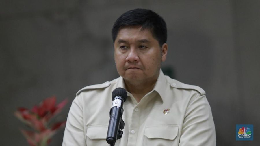 Menteri Perumahan dan Kawasan Permukiman (PKP) Maruarar Sirait (Ara) saat konferensi pers usai rapat tertutup membahas program 3 juta rumah di Kantor Kementerian Keuangan, Jakarta Rabu (19/2/2025) malam. (CNBC Indonesia/Muhamad Sabki)