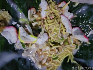 Cerita Hamzah Sewindu Jajakan Mi Koclok di Cirebon