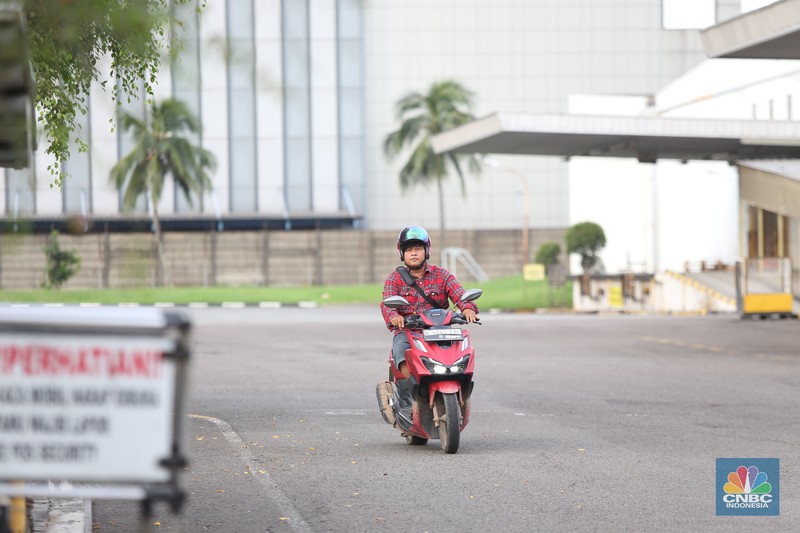 Foto udara memperlihatkan Pabrik PT Sanken Indonesia di Kawasan Industri MM2100, Cikarang, Jawa Barat, Kamis (20/2/2025). Pabrik PT Sanken Indonesia akan menghentikan produksi pada Juni 2025. Saat ini, aktivitas produksi masih berlangsung. (CNBC Indonesia/Tias Budiarto)