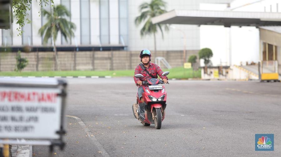 Foto udara memperlihatkan Pabrik PT Sanken Indonesia di Kawasan Industri MM2100, Cikarang, Jawa Barat, Kamis (20/2/2025). Pabrik PT Sanken Indonesia akan menghentikan produksi pada Juni 2025. Saat ini, aktivitas produksi masih berlangsung. (CNBC Indonesia/Tias Budiarto)