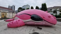 Patung Paus Pink Raksasa hingga Mickiv ala Arkiv Vilmansa Mejeng di Jakarta