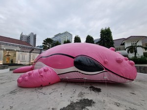 Patung Paus Pink Raksasa hingga Mickiv ala Arkiv Vilmansa Mejeng di Jakarta