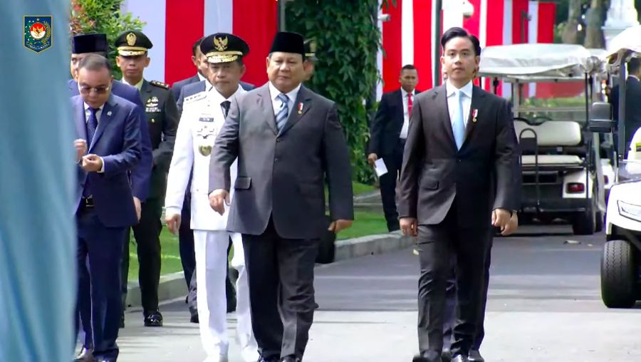 Presiden Prabowo Subianto dan Wakil Presiden Gibran Rakabuming Raka tiba di tempat acara pelantikan Kepala Daerah Seluruh Indonesia, Halaman Istana Merdeka, Kamis (20/2/2025). (Tangkapan Layar Youtube Kemendag RI)