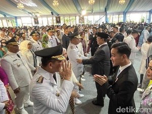Prabowo, Gibran hingga Menteri Salami Satu-satu Kepala Daerah Usai Pelantikan
