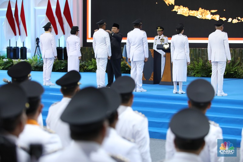 Ratusan kepala daerah seluruh Indonesia dikirab sebelum dilantik oleh Presiden Prabowo Subianto, Kamis (20/2/2025). Menteri Dalam Negeri (Mendagri) Tito Karnavian (tengah) terlihat memimpin barisan kirab yang digelar pada Kamis (20/2) itu. Selain Tito, terlihat juga wakilnya Bima Arya (kanan) dan Ribka Haluk (kiri). (CNBC Indonesia/Tri Susilo)