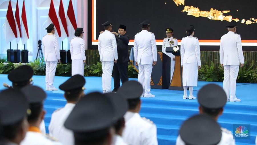 Ratusan kepala daerah seluruh Indonesia dikirab sebelum dilantik oleh Presiden Prabowo Subianto, Kamis (20/2/2025). Menteri Dalam Negeri (Mendagri) Tito Karnavian (tengah) terlihat memimpin barisan kirab yang digelar pada Kamis (20/2) itu. Selain Tito, terlihat juga wakilnya Bima Arya (kanan) dan Ribka Haluk (kiri). (CNBC Indonesia/Tri Susilo)