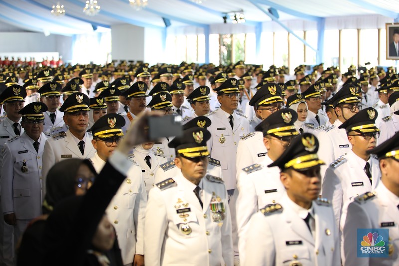 Ratusan kepala daerah seluruh Indonesia dikirab sebelum dilantik oleh Presiden Prabowo Subianto, Kamis (20/2/2025). Menteri Dalam Negeri (Mendagri) Tito Karnavian (tengah) terlihat memimpin barisan kirab yang digelar pada Kamis (20/2) itu. Selain Tito, terlihat juga wakilnya Bima Arya (kanan) dan Ribka Haluk (kiri). (CNBC Indonesia/Tri Susilo) Ratusan kepala daerah seluruh Indonesia dikirab sebelum dilantik oleh Presiden Prabowo Subianto, Kamis (20/2/2025). Menteri Dalam Negeri (Mendagri) Tito Karnavian (tengah) terlihat memimpin barisan kirab yang digelar pada Kamis (20/2) itu. Selain Tito, terlihat juga wakilnya Bima Arya (kanan) dan Ribka Haluk (kiri). (CNBC Indonesia/Tri Susilo)