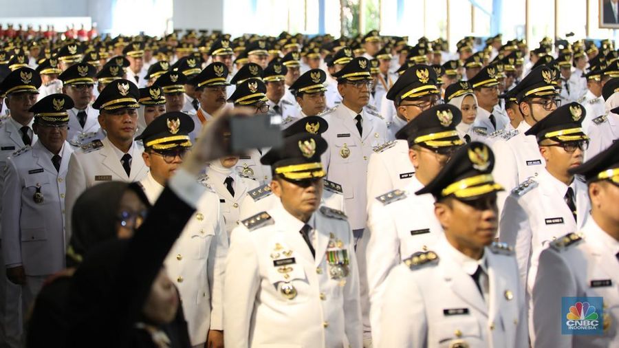 Ratusan kepala daerah seluruh Indonesia dikirab sebelum dilantik oleh Presiden Prabowo Subianto, Kamis (20/2/2025). Menteri Dalam Negeri (Mendagri) Tito Karnavian (tengah) terlihat memimpin barisan kirab yang digelar pada Kamis (20/2) itu. Selain Tito, terlihat juga wakilnya Bima Arya (kanan) dan Ribka Haluk (kiri). (CNBC Indonesia/Tri Susilo)