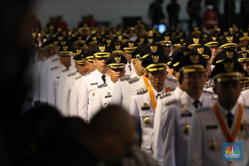 Ratusan kepala daerah seluruh Indonesia dikirab sebelum dilantik oleh Presiden Prabowo Subianto, Kamis (20/2/2025). Menteri Dalam Negeri (Mendagri) Tito Karnavian (tengah) terlihat memimpin barisan kirab yang digelar pada Kamis (20/2) itu. Selain Tito, terlihat juga wakilnya Bima Arya (kanan) dan Ribka Haluk (kiri). (CNBC Indonesia/Tri Susilo)