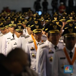 Momen Pelantikan 961 Kepala Daerah, Prabowo Salami Satu per Satu