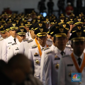 Momen Pelantikan 961 Kepala Daerah, Prabowo Salami Satu per Satu