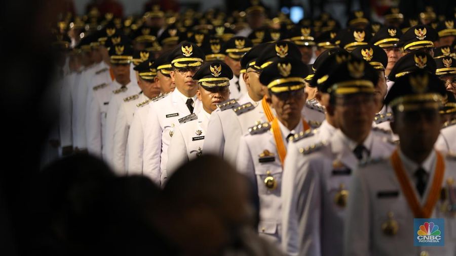 Ratusan kepala daerah seluruh Indonesia dikirab sebelum dilantik oleh Presiden Prabowo Subianto, Kamis (20/2/2025). Menteri Dalam Negeri (Mendagri) Tito Karnavian (tengah) terlihat memimpin barisan kirab yang digelar pada Kamis (20/2) itu. Selain Tito, terlihat juga wakilnya Bima Arya (kanan) dan Ribka Haluk (kiri). (CNBC Indonesia/Tri Susilo)