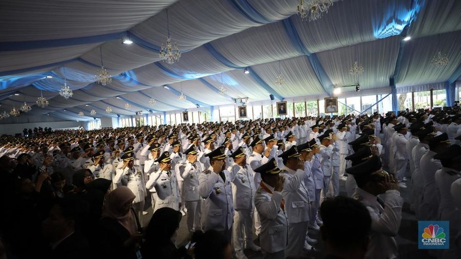 Ratusan kepala daerah seluruh Indonesia dikirab sebelum dilantik oleh Presiden Prabowo Subianto, Kamis (20/2/2025). Menteri Dalam Negeri (Mendagri) Tito Karnavian (tengah) terlihat memimpin barisan kirab yang digelar pada Kamis (20/2) itu. Selain Tito, terlihat juga wakilnya Bima Arya (kanan) dan Ribka Haluk (kiri). (CNBC Indonesia/Tri Susilo)