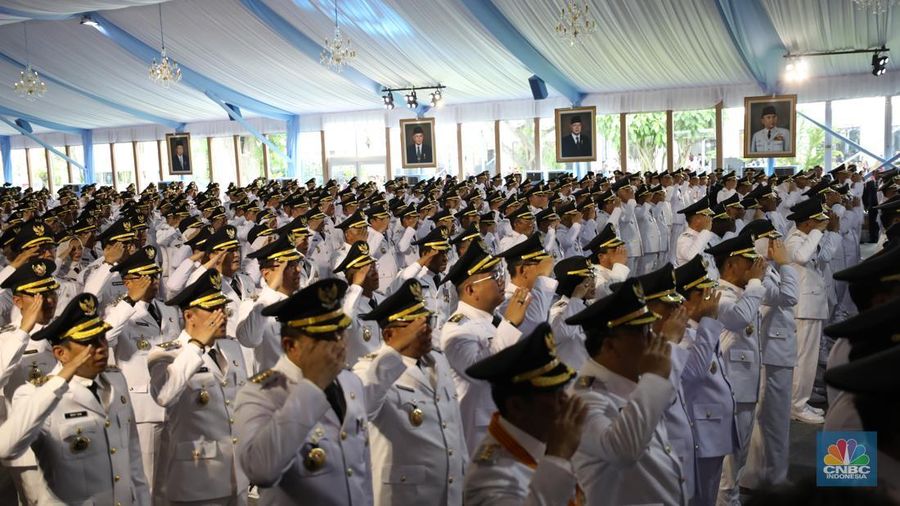 Presiden Prabowo Subianto resmi melantik 961 orang kepala daerah beserta para wakilnya. Pelantikan serentak ini pertama kali dilakukan dalam sejarah. Pelantikan digelar di halaman tengah antara Istana Kepresidenan, Jakarta Pusat, Kamis (20/2/2025). Acara ini diawali kirab dari Monas menuju Istana. (CNBC Indonesia/Tri Susilo)