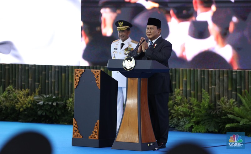 Ratusan kepala daerah seluruh Indonesia dikirab sebelum dilantik oleh Presiden Prabowo Subianto, Kamis (20/2/2025). Menteri Dalam Negeri (Mendagri) Tito Karnavian (tengah) terlihat memimpin barisan kirab yang digelar pada Kamis (20/2) itu. Selain Tito, terlihat juga wakilnya Bima Arya (kanan) dan Ribka Haluk (kiri). (CNBC Indonesia/Tri Susilo)