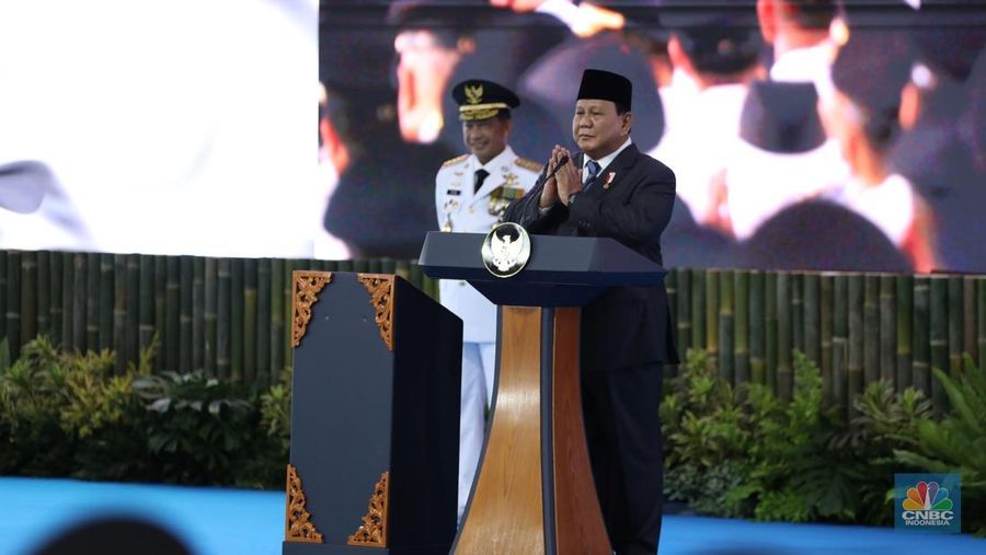 Ratusan kepala daerah seluruh Indonesia dikirab sebelum dilantik oleh Presiden Prabowo Subianto, Kamis (20/2/2025). Menteri Dalam Negeri (Mendagri) Tito Karnavian (tengah) terlihat memimpin barisan kirab yang digelar pada Kamis (20/2) itu. Selain Tito, terlihat juga wakilnya Bima Arya (kanan) dan Ribka Haluk (kiri). (CNBC Indonesia/Tri Susilo)