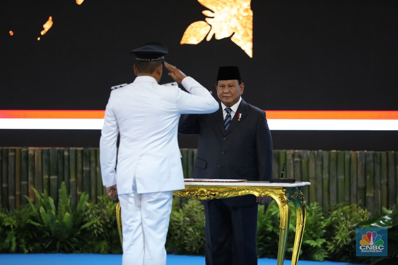 Ratusan kepala daerah seluruh Indonesia dikirab sebelum dilantik oleh Presiden Prabowo Subianto, Kamis (20/2/2025). Menteri Dalam Negeri (Mendagri) Tito Karnavian (tengah) terlihat memimpin barisan kirab yang digelar pada Kamis (20/2) itu. Selain Tito, terlihat juga wakilnya Bima Arya (kanan) dan Ribka Haluk (kiri). (CNBC Indonesia/Tri Susilo)