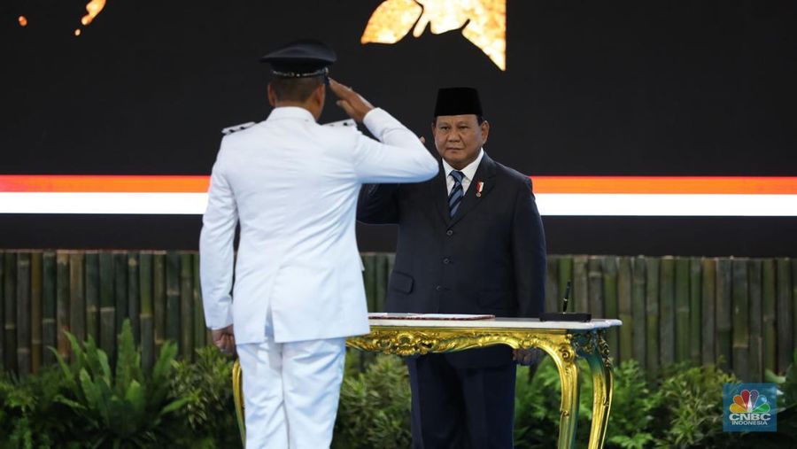 Ratusan kepala daerah seluruh Indonesia dikirab sebelum dilantik oleh Presiden Prabowo Subianto, Kamis (20/2/2025). Menteri Dalam Negeri (Mendagri) Tito Karnavian (tengah) terlihat memimpin barisan kirab yang digelar pada Kamis (20/2) itu. Selain Tito, terlihat juga wakilnya Bima Arya (kanan) dan Ribka Haluk (kiri). (CNBC Indonesia/Tri Susilo)